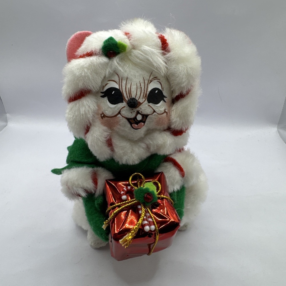 2008 ANNALEE DOLLS MRS. PEPPERMINT‎ TWIST MOUSE 6" HOLDING A CHRISTMAS GIFT-NWT